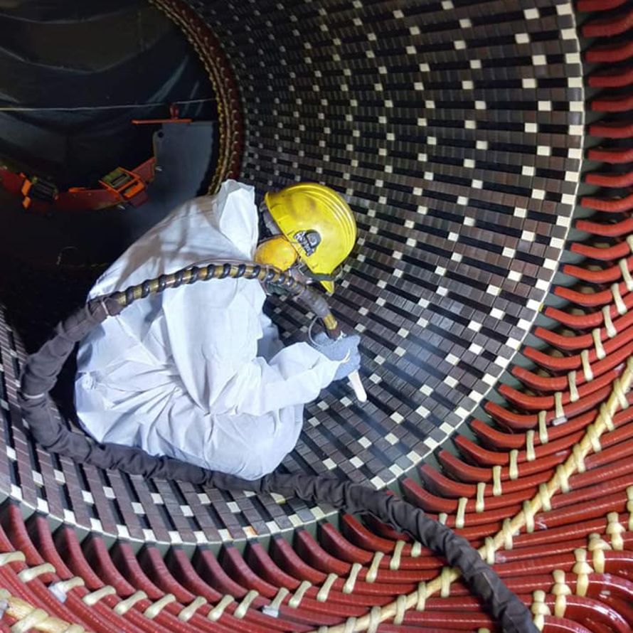 Čišćenje industrijske opreme suhim ledom